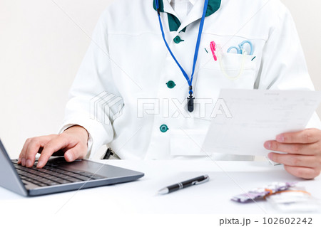 電子薬歴、電子処方箋。医師または薬剤師がPCに入力 102602242