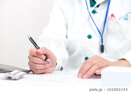 処方箋と薬と薬剤師。薬学部の学生、実習 処方箋と薬と薬剤師。薬学部の学生、実習 102602243