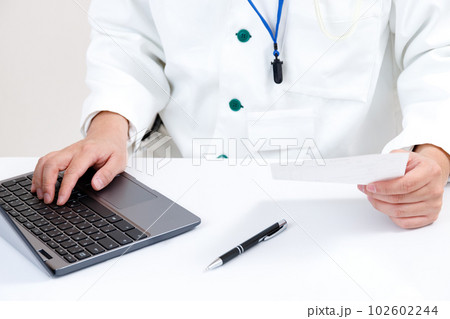 電子薬歴、電子処方箋。医師または薬剤師がPCに入力 102602244