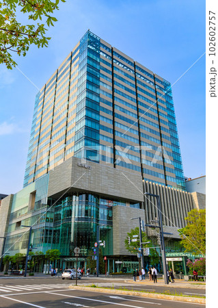 北海道　札幌市の都市風景　大通公園の近くにある大通ビッセ 102602757
