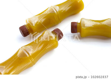 Fresh squeezed sugar cane juice Fresh squeezed sugar cane juice 102602837