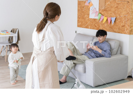 家事と育児に無関心な夫にイラつく妻 102602949