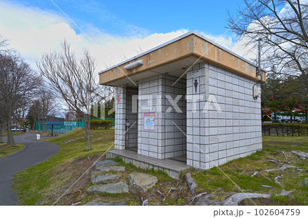 公園の公衆トイレ 102604759