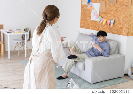 家事に非協力的な夫にイラつく妻 102605152