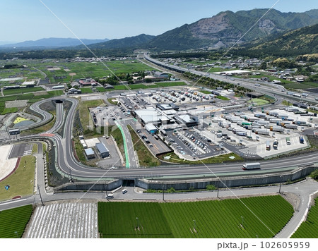 三重県鈴鹿市の茶畑、鈴鹿サービスエリアの風景 102605959