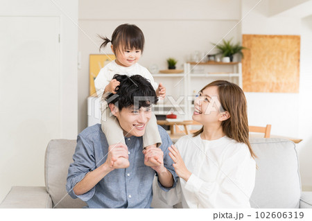 室内で子供を肩車して遊ぶファミリー 親子3人 室内で子供を肩車して遊ぶファミリー 親子3人 102606319
