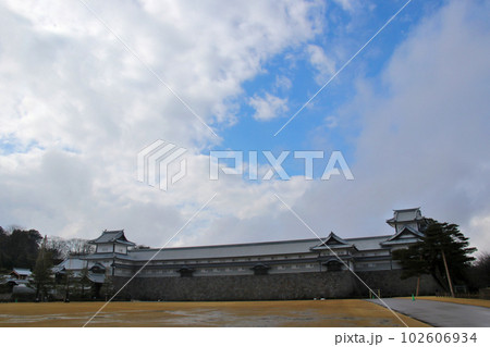 金沢 金沢城公園 金沢城 三の丸広場から五十間長屋 を望む 金沢 金沢城公園 金沢城 三の丸広場から五十間長屋 を望む 102606934