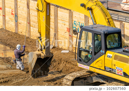油圧ショベル　高低差　掘削　親杭横矢板工法　レベル 102607560
