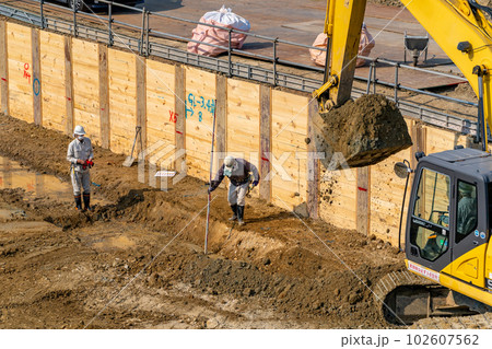 油圧ショベル　高低差　掘削　親杭横矢板工法　レベル 102607562