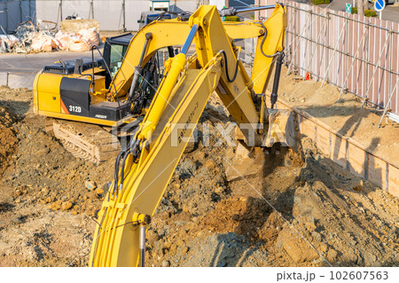 油圧ショベル　高低差　掘削　親杭横矢板工法 102607563
