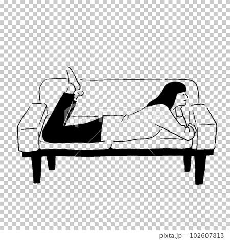 ソファでくつろぐ女性のベクターイラスト ソファでくつろぐ女性のベクターイラスト 102607813