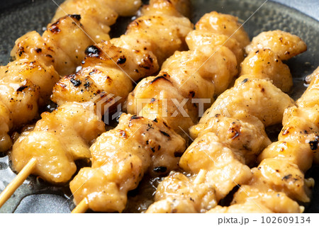 焼鳥(ぼんじり塩焼き串)をフライパンで温め直す(料理酒をかけて)。 102609134