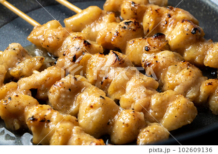 焼鳥(ぼんじり塩焼き串)をフライパンで温め直す(料理酒をかけて)。 102609136