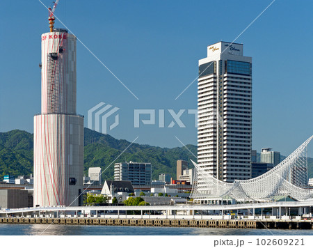 神戸港 中突堤とメリケンパーク（リニューアル工事中のポートタワー） 102609221