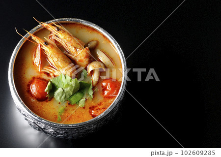 世界三大スープの一つトムヤムクンを黒背景で俯瞰撮影 102609285