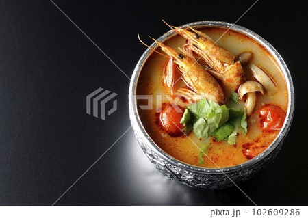 世界三大スープの一つトムヤムクンを黒背景で俯瞰撮影 102609286