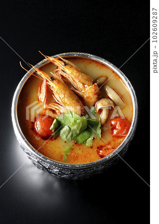 世界三大スープの一つトムヤムクンを黒背景で俯瞰撮影 102609287