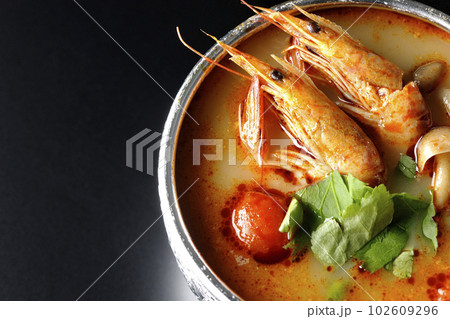 世界三大スープの一つトムヤムクンを黒背景で俯瞰撮影 世界三大スープの一つトムヤムクンを黒背景で俯瞰撮影 102609296