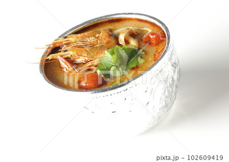 世界三大スープの一つトムヤムクンを白背景で撮影 102609419