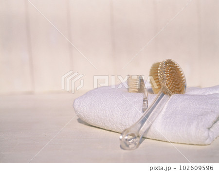 自然光の入るサニタリー バスタオル ボディーブラシとフェイスブラシ  102609596