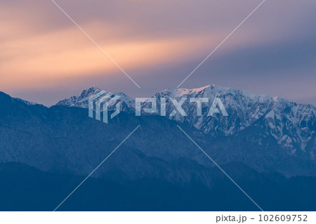 《長野県》北アルプスの山並みと松本市の街並み・夕暮れ 《長野県》北アルプスの山並みと松本市の街並み・夕暮れ 102609752