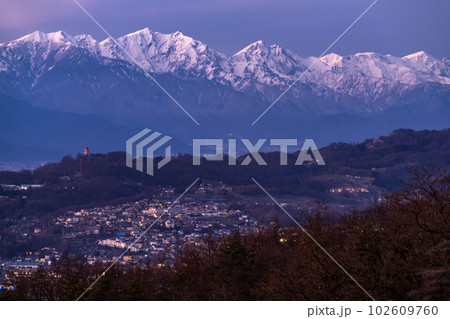 《長野県》北アルプスの山並みと松本市の街並み・夕暮れ 《長野県》北アルプスの山並みと松本市の街並み・夕暮れ 102609760