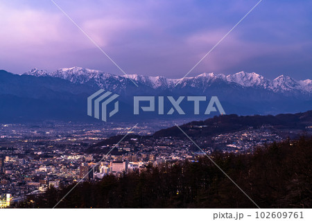 《長野県》北アルプスの山並みと松本市の街並み・夕暮れ 《長野県》北アルプスの山並みと松本市の街並み・夕暮れ 102609761