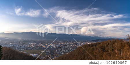 《長野県》北アルプスの山並みと松本市の街並み・夕暮れ 102610067
