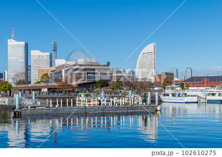 【神奈川の都市風景】横浜象の鼻パークから見たみなとみらいの都市風景 【神奈川の都市風景】横浜象の鼻パークから見たみなとみらいの都市風景 102610275