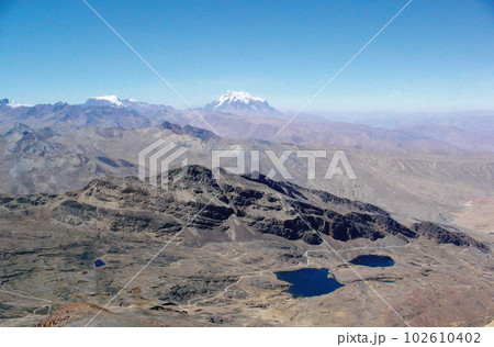 ボリビア　チャカルタヤよりイリマニ山を望む 102610402