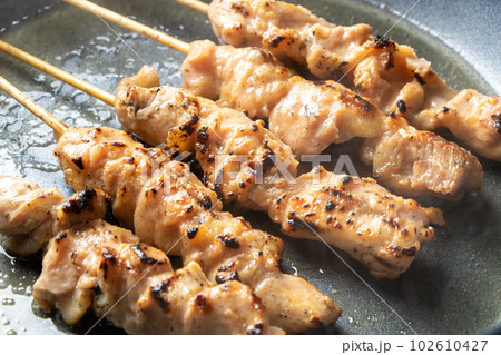 焼鳥(鶏もも串)をフライパンで温め直す(料理酒をかけて)。 102610427