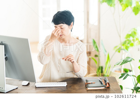 眼精疲労を抱えるミドルの女性 102611724