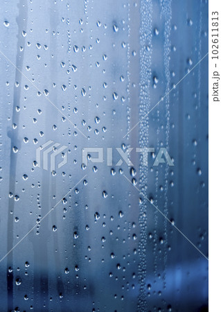 結露で水滴を見る窓ガラス面 結露で水滴を見る窓ガラス面 102611813