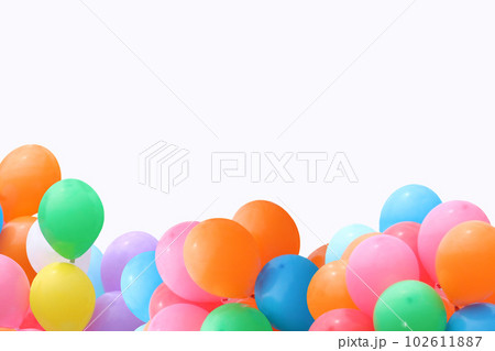 カラフルなバルーンの明るいフレーム　無地背景 102611887
