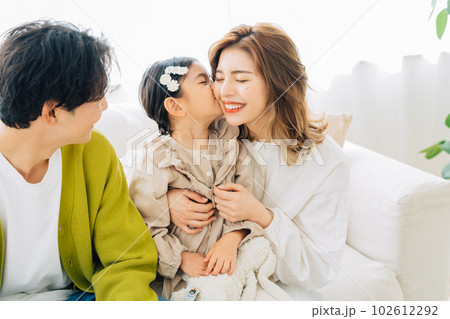 キスをする親子 102612292