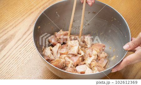 鳥の唐揚げの下ごしらえ イメージ 鳥の唐揚げの下ごしらえ イメージ 102612369