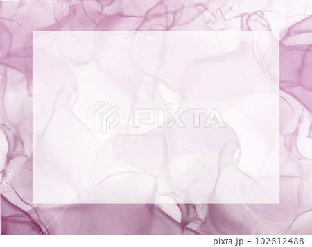大理石の液体アルコールインク水彩アート絵画のピンクとパープルの抽象的な枠背景（半透明） 102612488