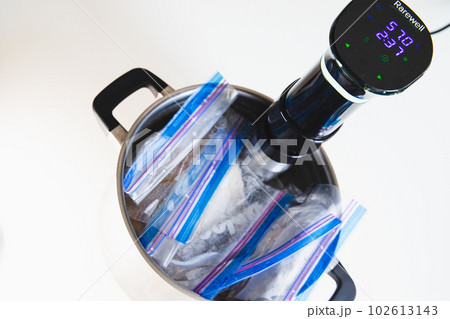 低温料理器で鶏の胸肉を調理する様子 低温料理器で鶏の胸肉を調理する様子 102613143