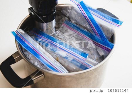 低温料理器で鶏の胸肉を調理する様子 102613144