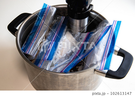 低温料理器で鶏の胸肉を調理する様子 102613147