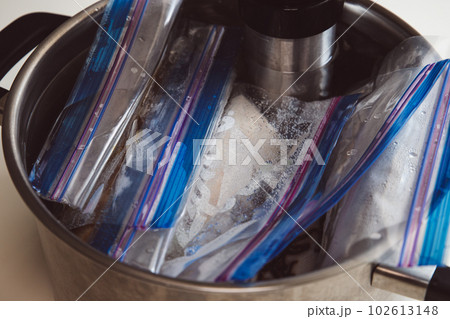 低温料理器で鶏の胸肉を調理する様子 低温料理器で鶏の胸肉を調理する様子 102613148