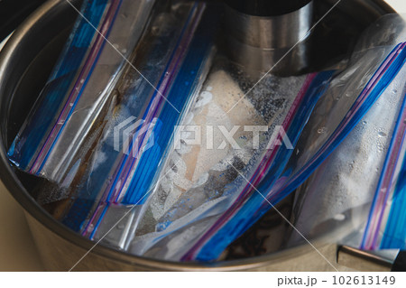 低温料理器で鶏の胸肉を調理する様子 低温料理器で鶏の胸肉を調理する様子 102613149