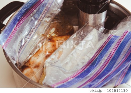 低温料理器で鶏の胸肉を調理する様子 低温料理器で鶏の胸肉を調理する様子 102613150