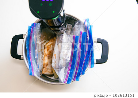 低温料理器で鶏の胸肉を調理する様子 102613151