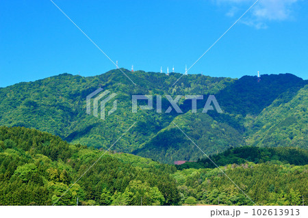新緑の弥彦山 新緑の弥彦山 102613913