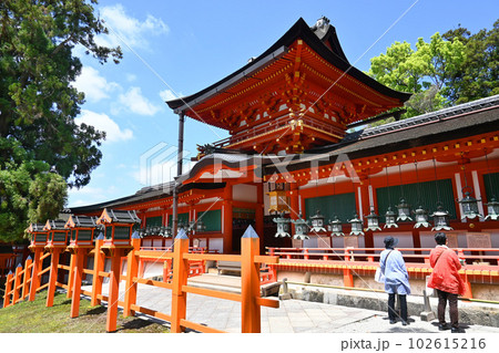奈良市の世界文化遺産春日大社の中門と御廊 奈良市の世界文化遺産春日大社の中門と御廊 102615216