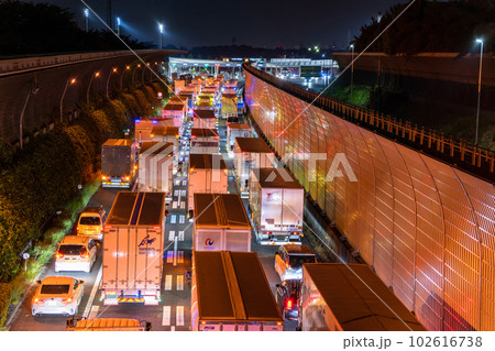 《神奈川県》深夜割引待ち渋滞・東名高速東京料金所 102616738