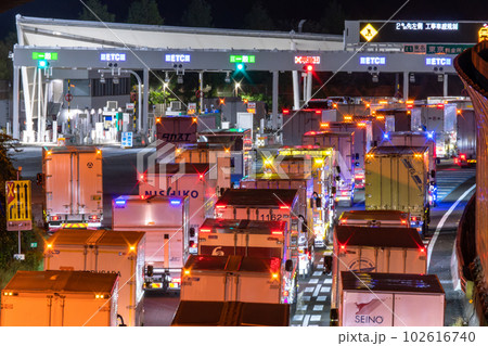 《神奈川県》深夜割引待ち渋滞・東名高速東京料金所 102616740