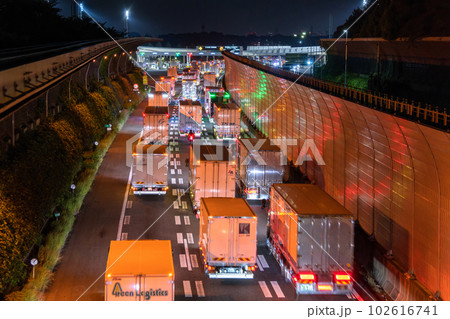 《神奈川県》深夜割引待ち渋滞・東名高速東京料金所 《神奈川県》深夜割引待ち渋滞・東名高速東京料金所 102616741