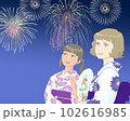浴衣を着た2人の女性が花火を見ている（カラー） 102616985